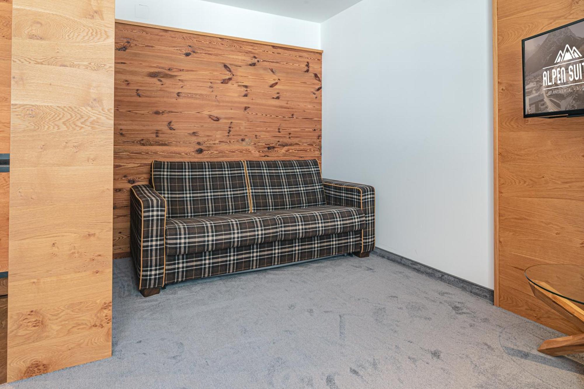 One-Bedroom Apartment,1523112847:JPEG